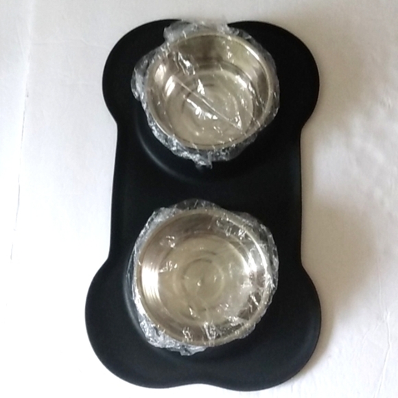 BONE SHAPED SILICONE MAT WITH STAINLESS STEEL PET FEEDING AND WATER BOWLS NWT - Picture 4 of 8